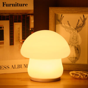 Lampe tactile en forme de champignon avec un éclairage chaud. Des livres et un cadre en arrière plan.