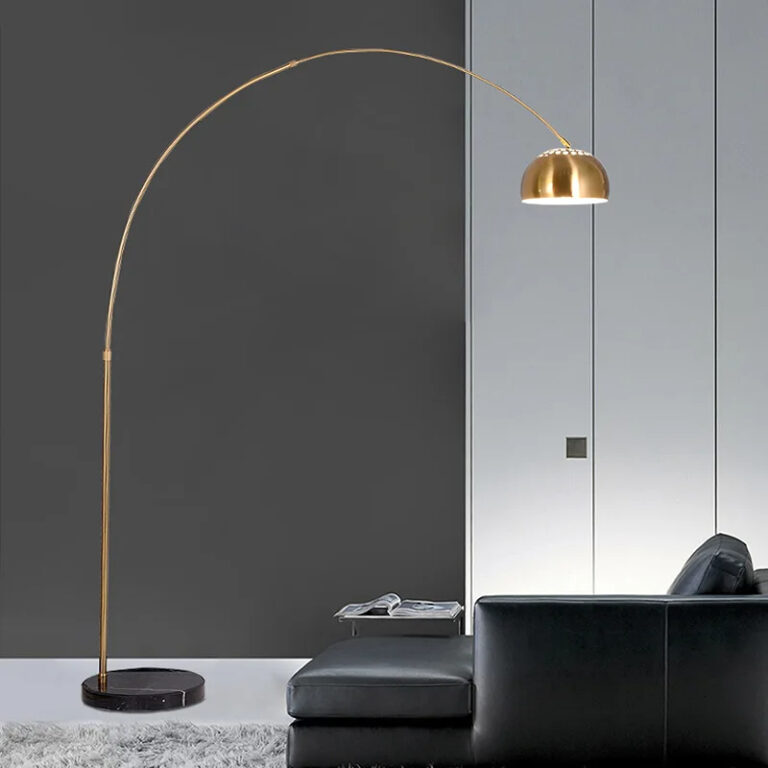 Grande lampe champignon dorée de style canne à pêche en fer dans une pièce sur fond gris