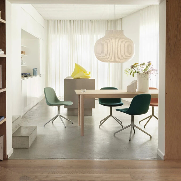 Grande lampe champignon suspendue japonaise dans une pièce avec une table et des chaises