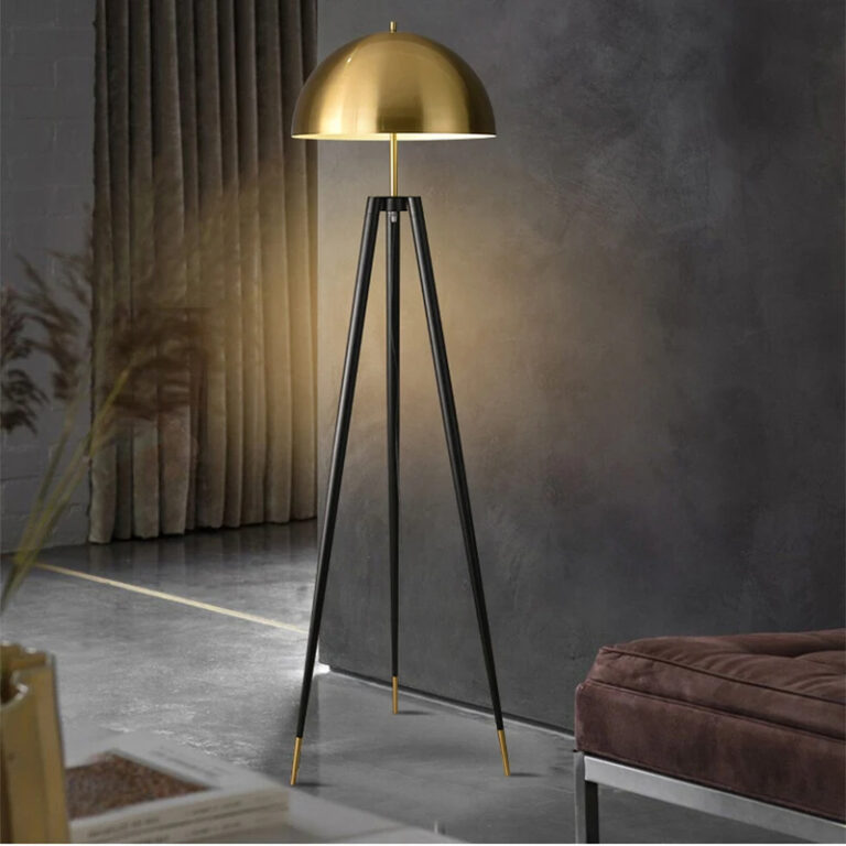 Lampadaire champignon doré de style vintage avec trépied sur fond gris