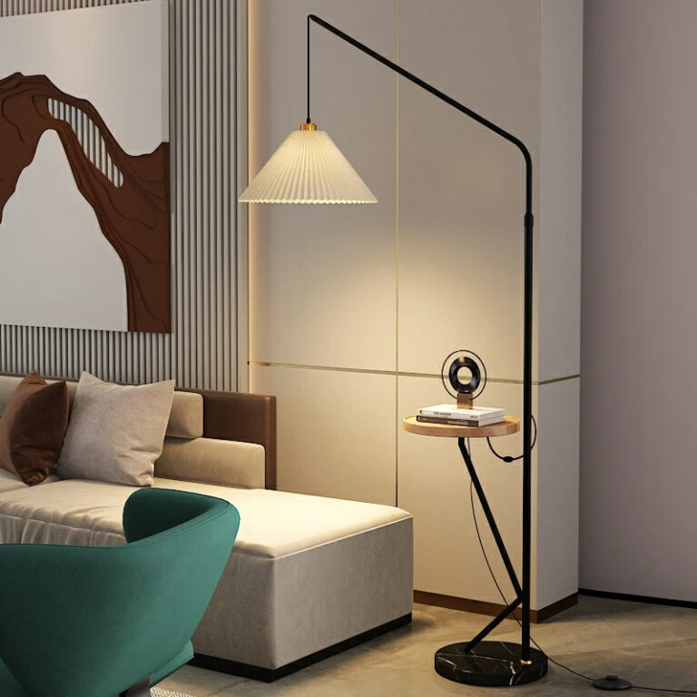 Lampadaire champignon LED en aluminium dans une pièce avec un canapé sur fond beige