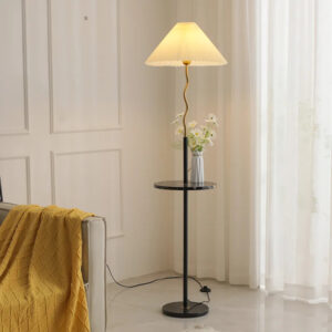 Lampadaire champignon de luxe au design rétro en cuivre et acier inoxydable sur fond blanc avec un canapé à gauche avec une couverture