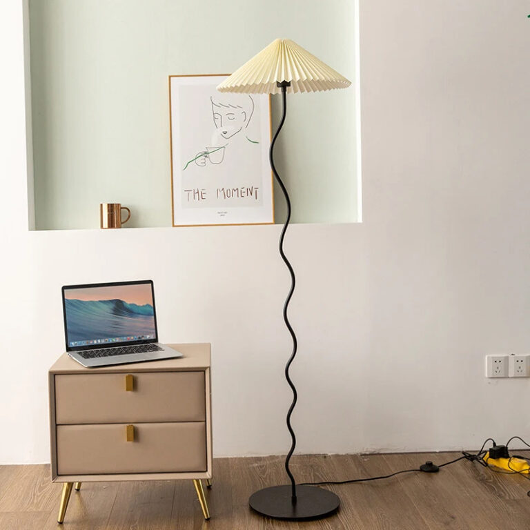 Lampadaire champignon de style chapeau vintage en métal sur fond blanc avec un meuble beige