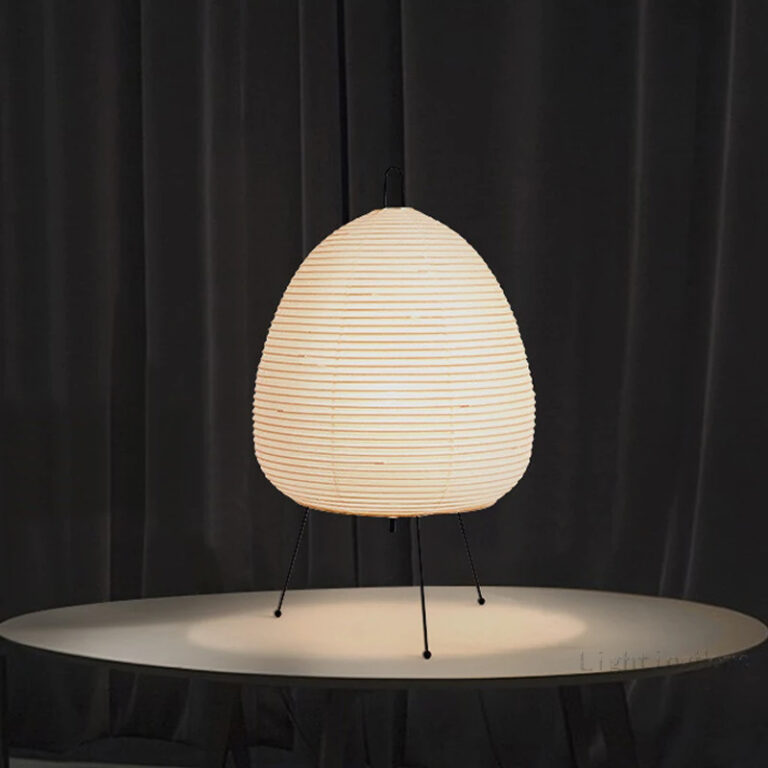 Lampe champignon beige au design japonais en papier de riz avec trépied sur fond noir