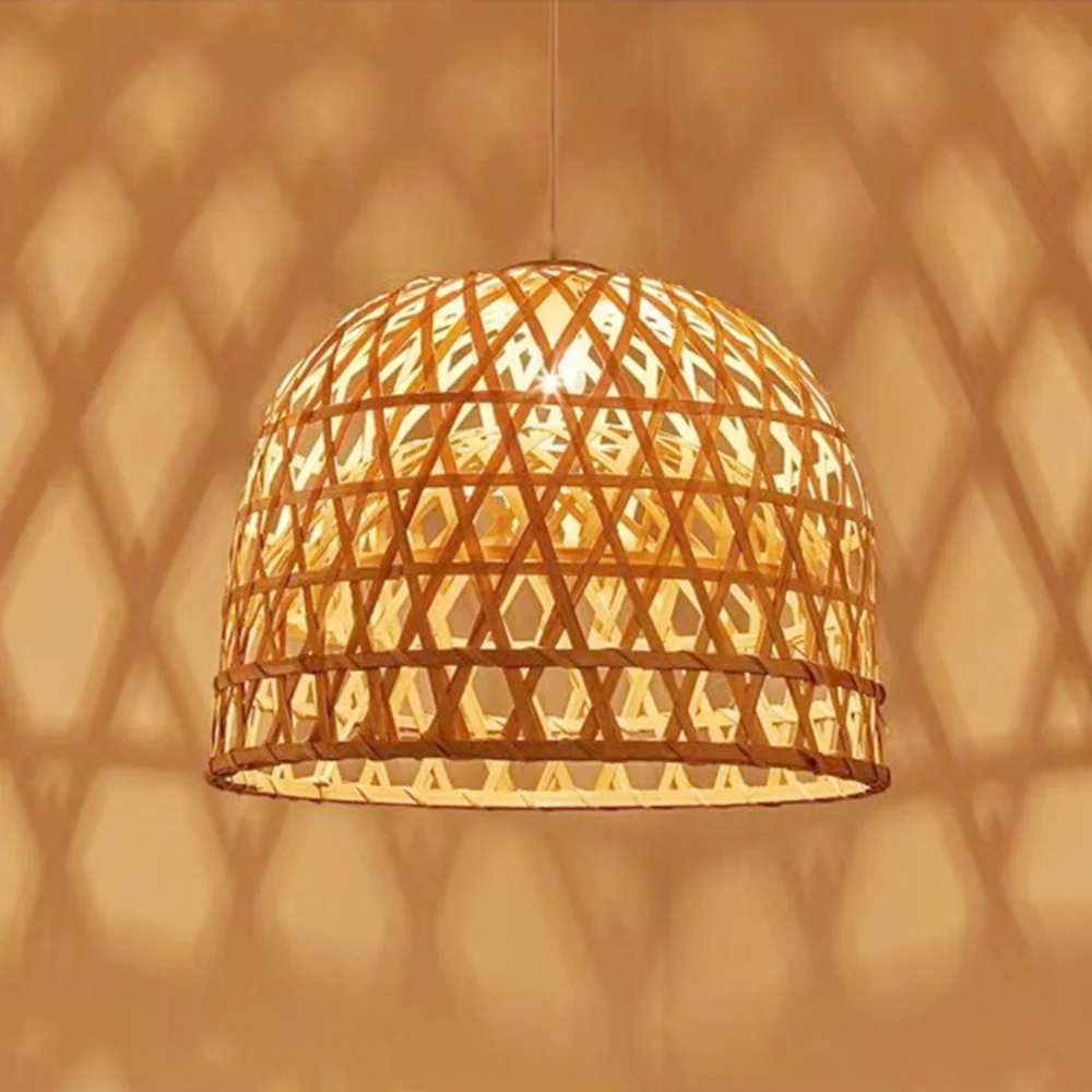 Lampe champignon bois suspendue de style chinois en osier allumée sur fond beige