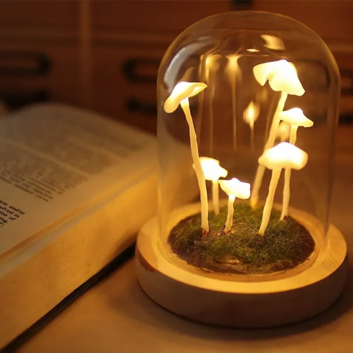 Lampe champignon diy décorative et originale en pierre de verre sur une table avec un livre à gauche