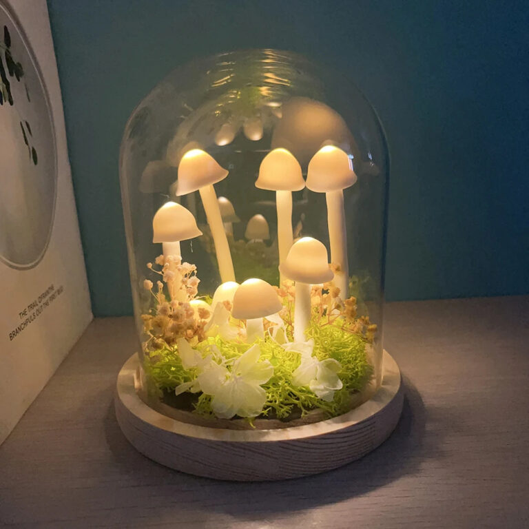 Lampe champignon diy décorative en verre avec socle en bois sur fond gris et bleu