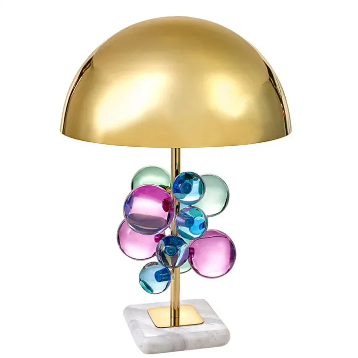 Lampe champignon laiton dorée de style nordique avec base en marbre sur fond blanc