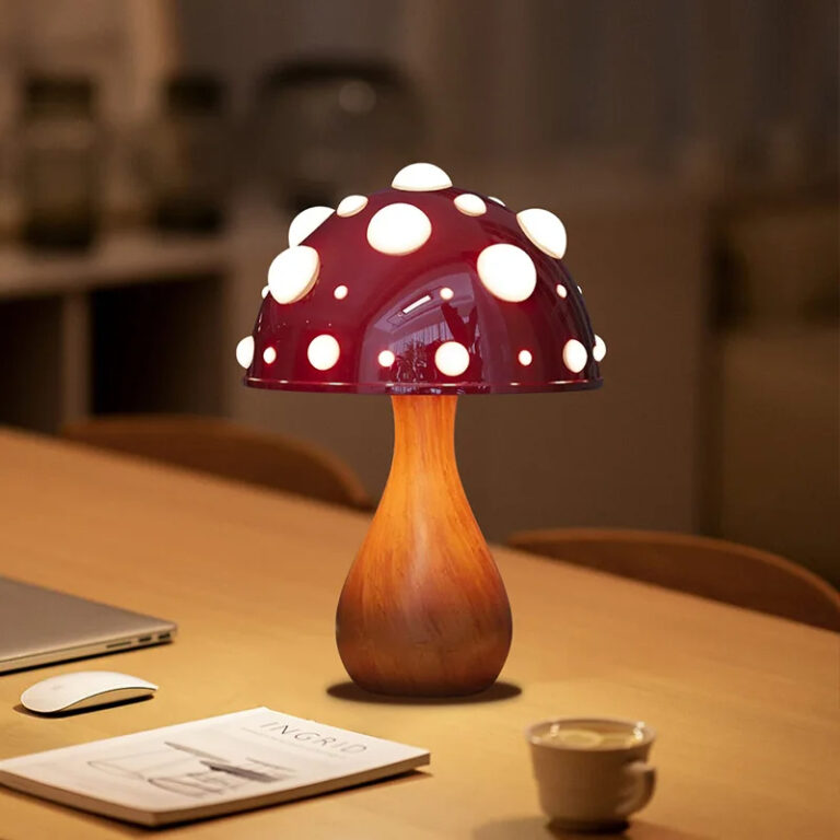 Lampe champignon LED rechargeable en métal sur une table en bois avec des objets