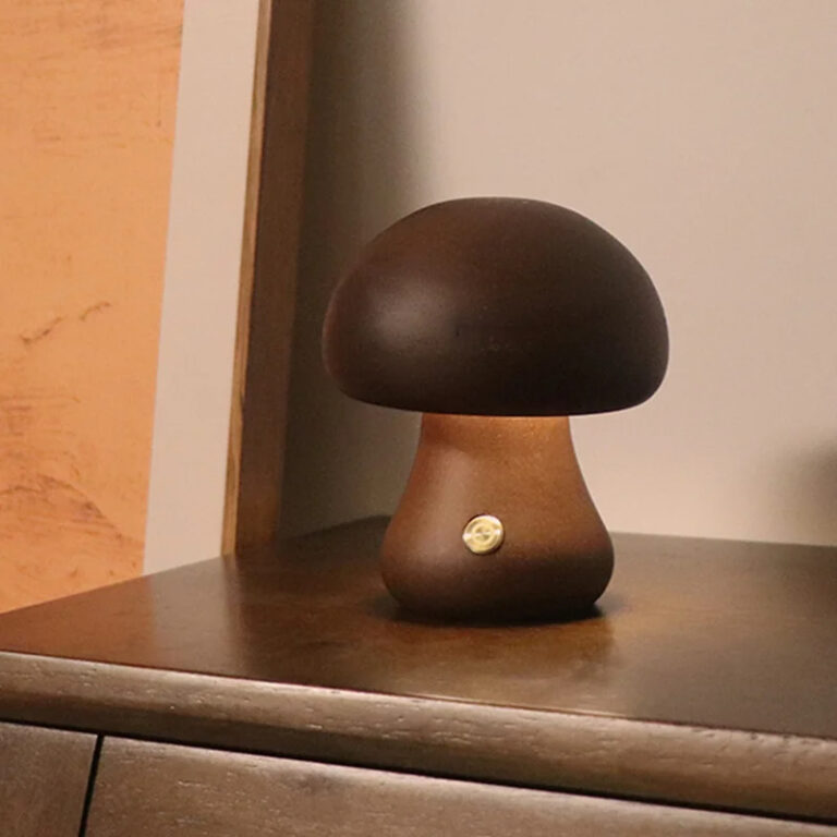 Lampe champignon marron LED en résine sur un meuble sur fond gris