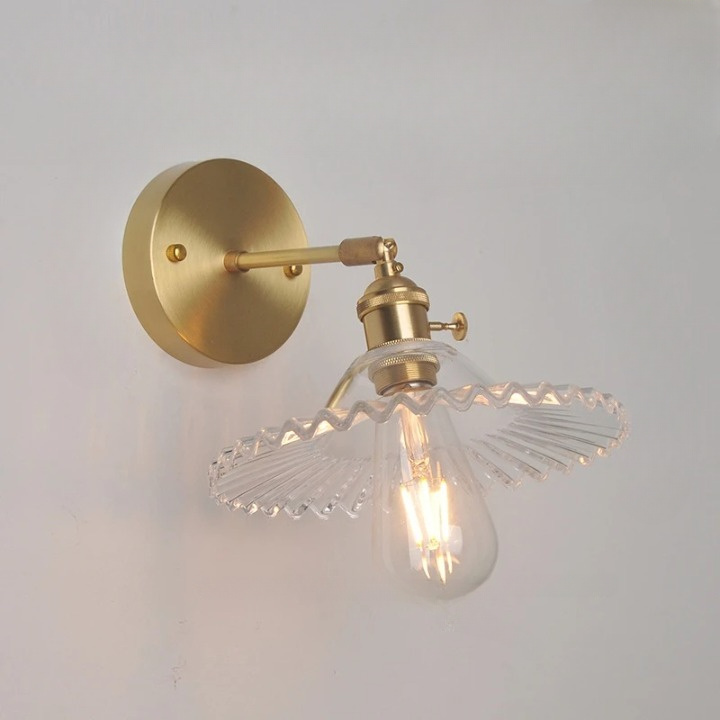 Lampe champignon murale cuivrée moderne sur fond gris