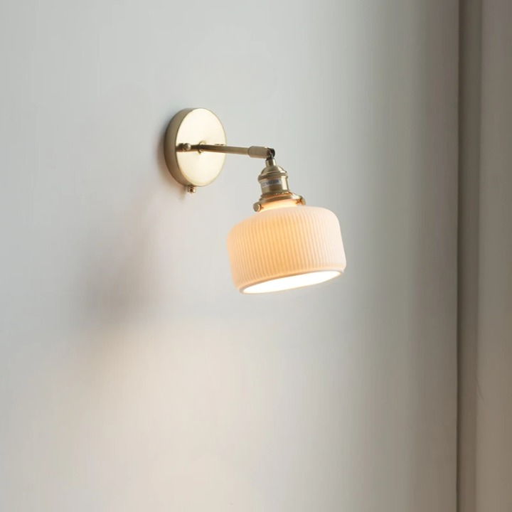 Lampe champignon murale cuivrée vintage sur fond gris