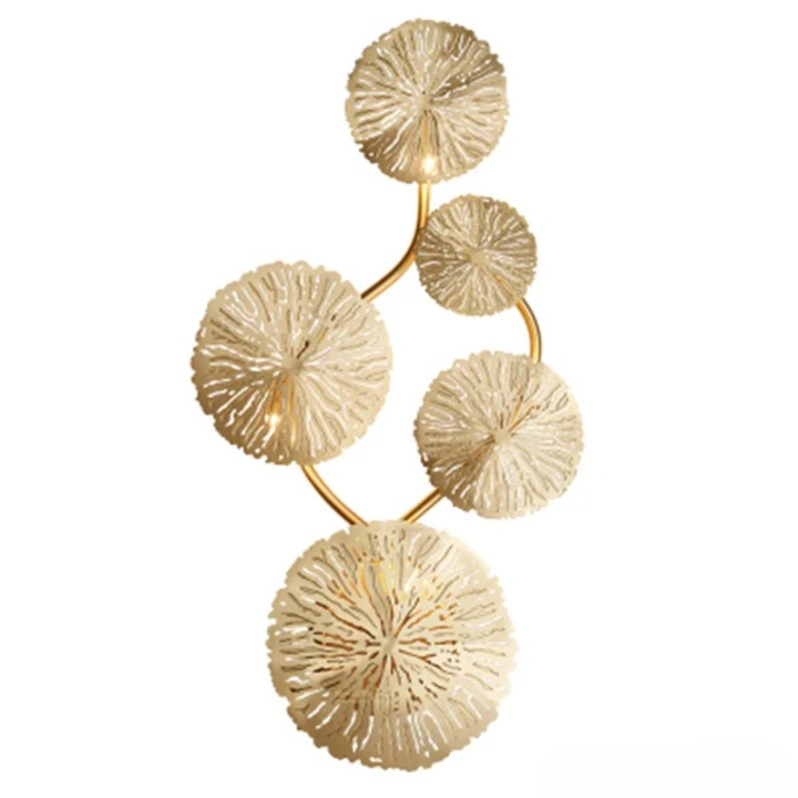 Lampe champignon murale dorée en métal sur fond blanc