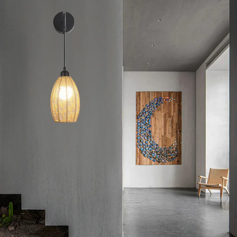 Lampe champignon murale et industrielle dans un couloir gris avec un tableau
