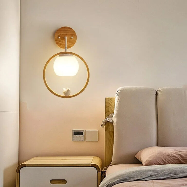 Lampe champignon murale LED avec oiseau sur fond beige avec un lit et une table de nuit