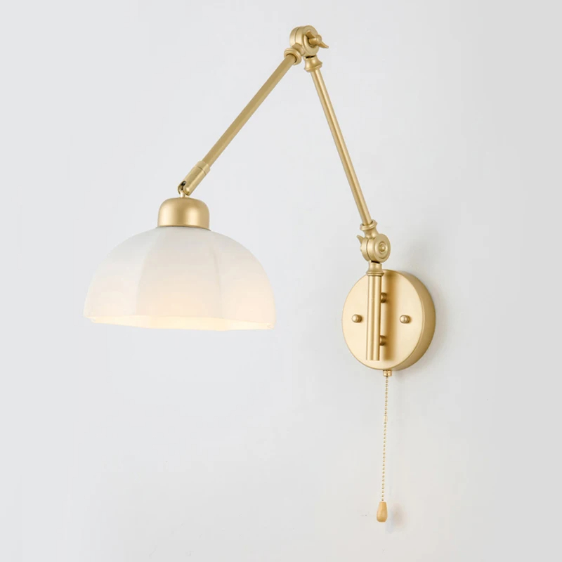 Lampe champignon murale LED pliable dorée sur fond gris