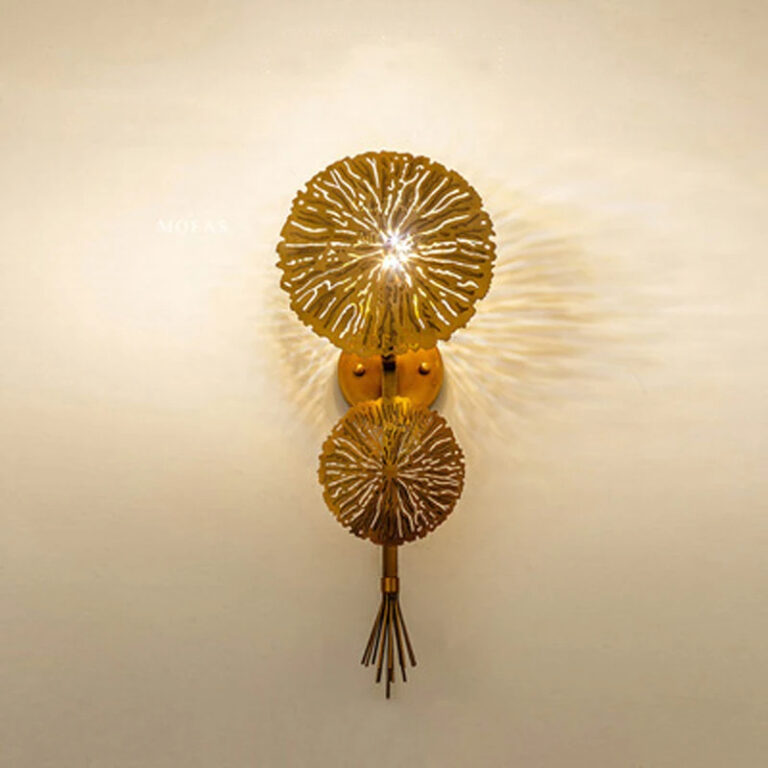 Lampe champignon murale luxueuse dorée sur fond beige