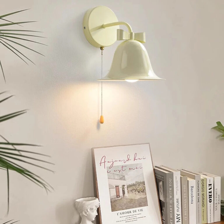 Lampe champignon murale de style cloche sur fond gris avec des livres en dessous