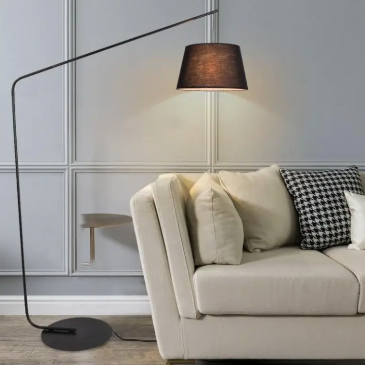 Lampe champignon nordique canne à pêche dans une pièce sur fond gris avec un canapé beige