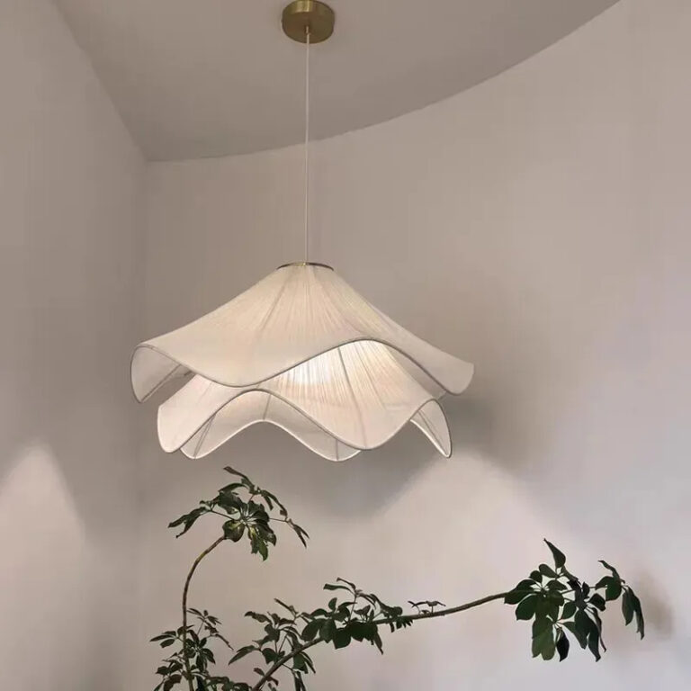 Lampe champignon suspendue au design nordique sur fond blanc avec une plante