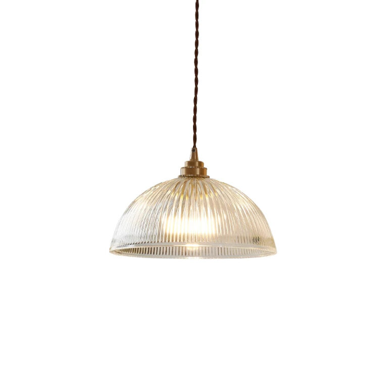 Lampe champignon suspendue en laiton sur fond blanc