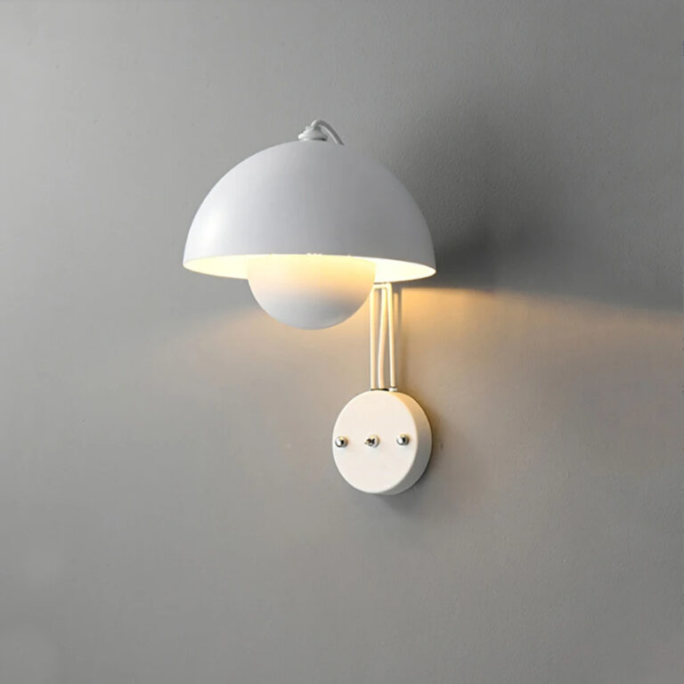 Lampe champignon verre soufflé LED au design moderne et épuré sur un mur sur fond gris