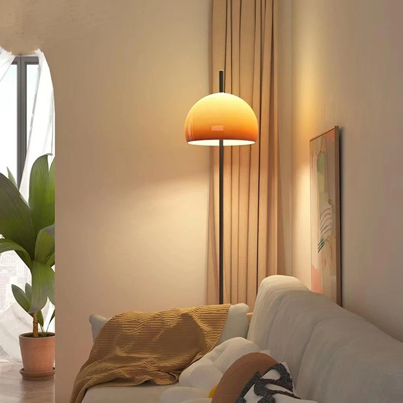 Lampe champignon verre soufflé LED et moderne de style nordique allumée dans une pièce avec un canapé devant sur fond beige