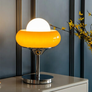 Lampe champignon verre soufflé ronde et rétro de style nordique sur un meuble sur fond gris