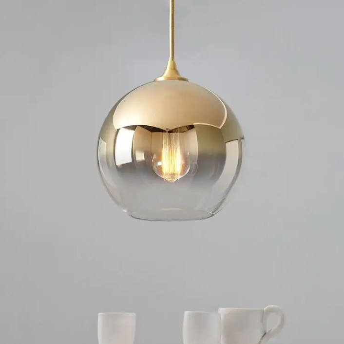 Lampe champignon verre soufflé ronde et suspendue de style nordique sur fond gris