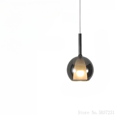 Lampe champignon verre soufflé suspendue au design moderne et nordique sur fond blanc
