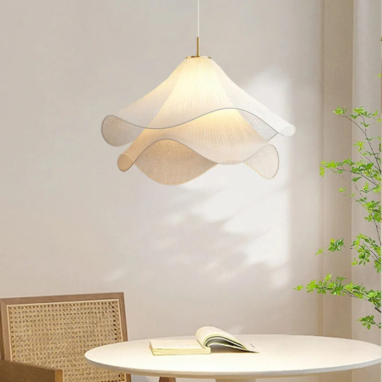 Plafonnier champignon créatif en tissu sur fond gris avec une table