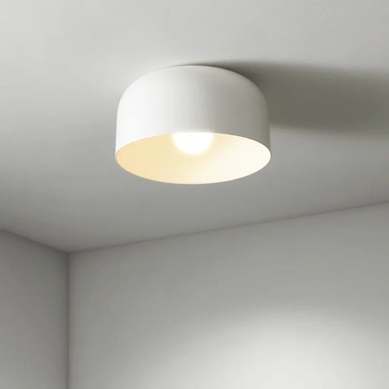 Plafonnier champignon LED rond et épuré sur fond gris