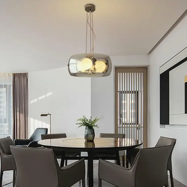 Plafonnier champignon nordique en verre dans une pièce avec table et chaises