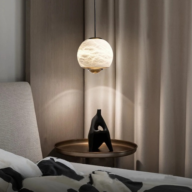 Suspension champignon créative en marbre sur fond beige avec un lit et une table basse