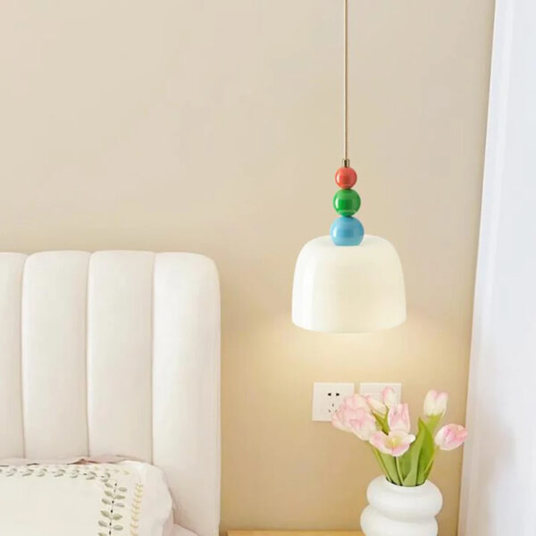 Suspension champignon minimaliste moderne sur fond beige avec un canapé à gauche et une plante à droite