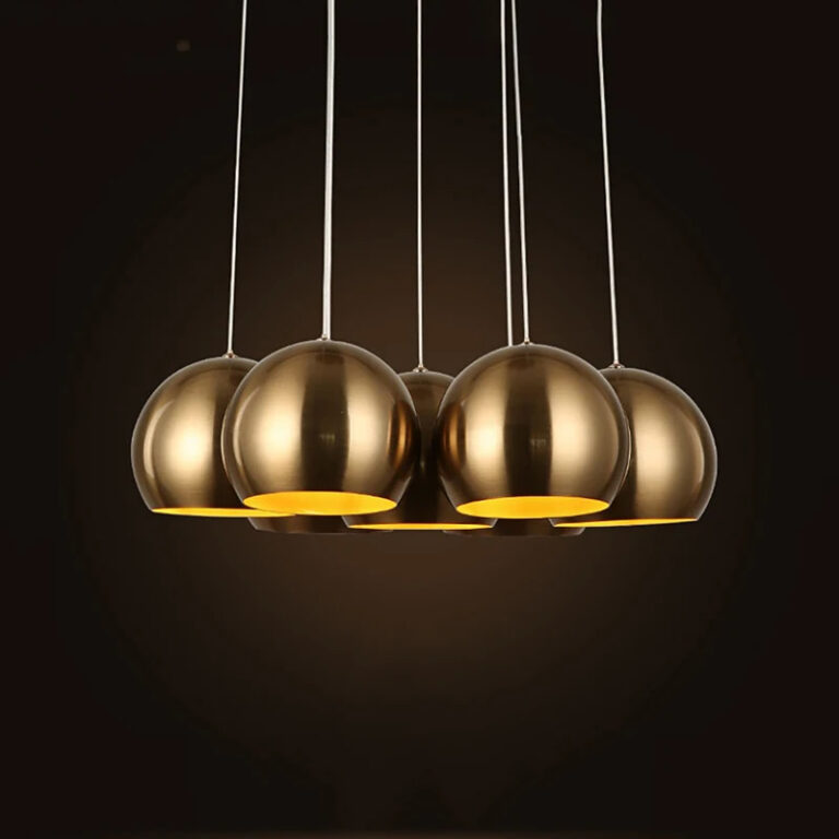 Suspension champignon rétro à sept têtes sur fond noir