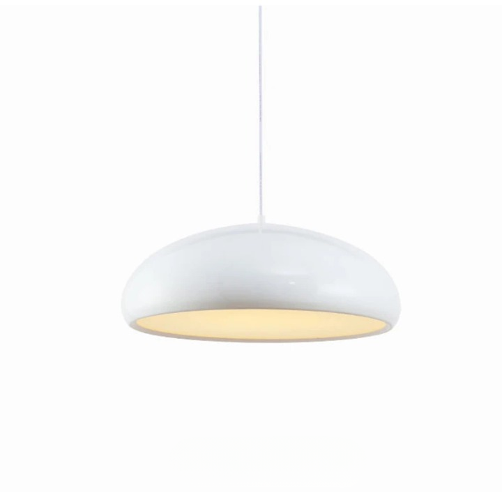 Lampe champignon suspendue au design simple sur fond blanc
