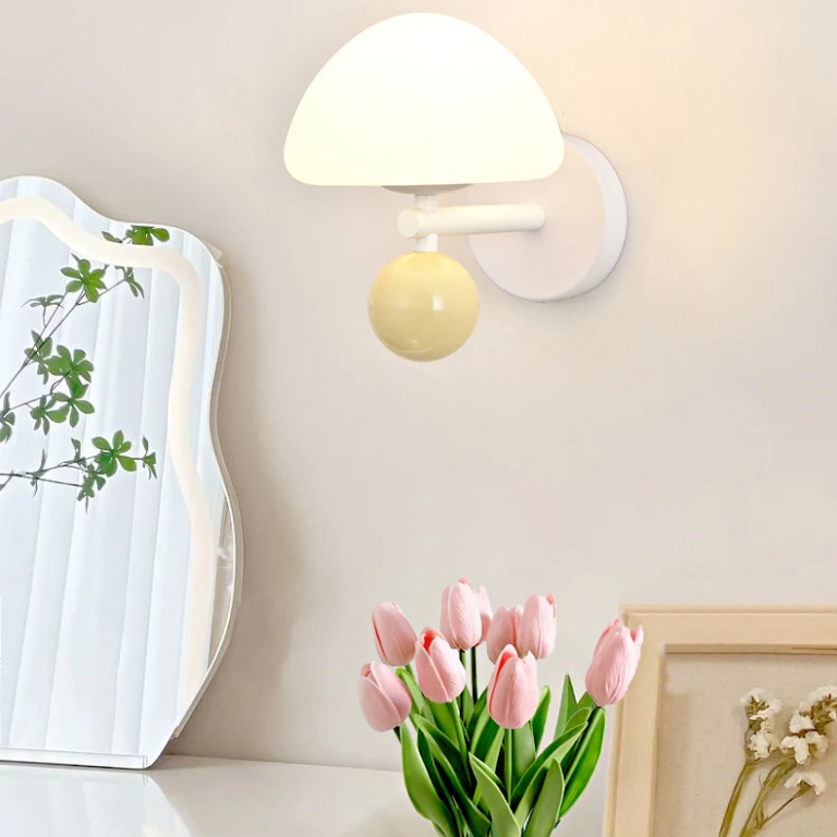 Lampe champignon murale à design créatif sur fond beige avec des roses et un tableau