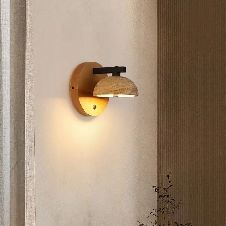 Lampe champignon murale courte en pierre sur un mur beige