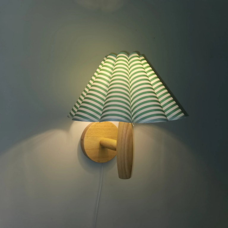 Lampe champignon murale en tissu et bois sur fond gris