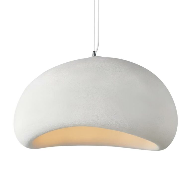 Suspension champignon blanche de style nordique de forme arrondie tenue par un câble blanc. Une lumière chaude sort de cette suspension.