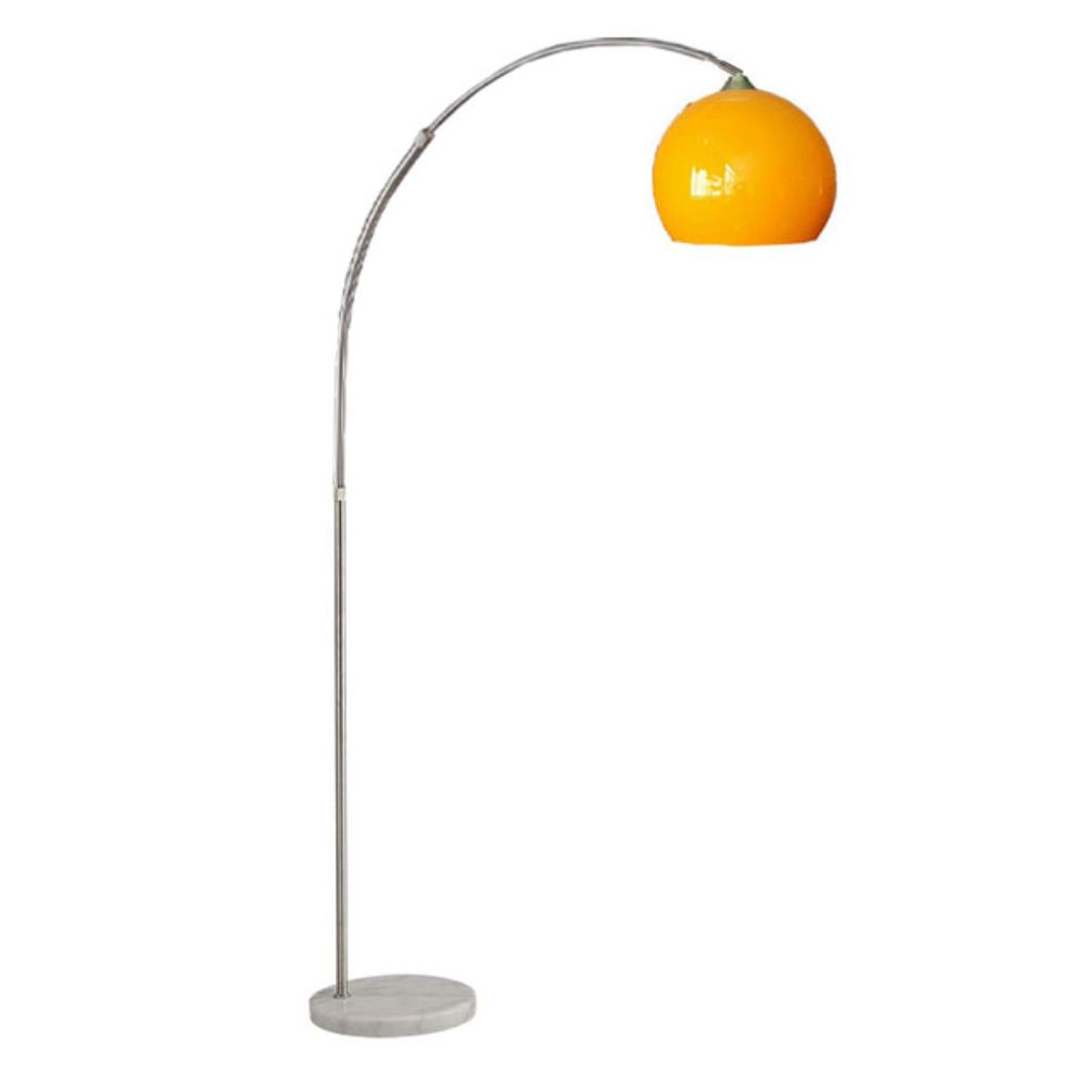 Lampadaire avec socle rond et tige couleur argentée en forme d'arc. Un abat-jour orange en forme de boule à l'extrémité. Sur fond blanc.