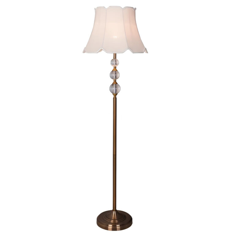 Lampadaire champignon de style vintage avec socle rond et pied de couleur cuivrée. Trois boules transparentes en haut du pied et un abat-jour blanc vintage. Sur fond blanc.