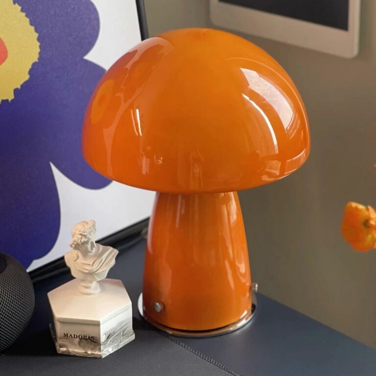 Lampe champignon orange brillant posé sur un meuble