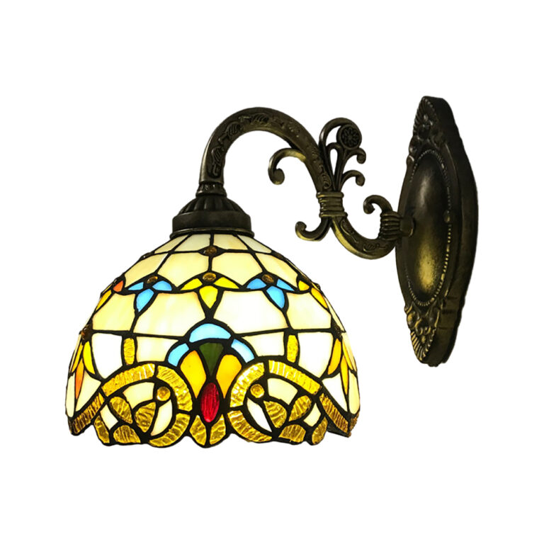 Lampe champignon Tiffany murale aux tons jaunes avec un support murale style baroque. La lampe est allumée. Sur fond blanc.