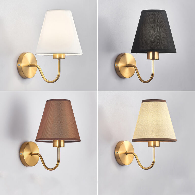 Photo séparée en 4 carrés dans lesquels il y a une lampe murale avec socle rond doré et tige en col de cygne doré. L'abat-jour est différent pour chacun : en haut à gauche il est blanc, en haut à droite il est noir, en bas à gauche il est marron et en bas à droite il est beige avec un liseré sur le haut et sur le bas marron.