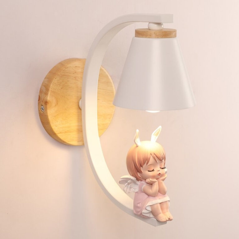 Lampe champignon murale de style nordique avec un socle en bois au mur, une tige en forme de croissant de lune de couleur blanche. Au-dessus, l'abat-jour blanc avec un cercle couleur bois et l'ampoule allumée. En-dessous de l'abat-jour et assise sur l'autre extrémité du croissant, une fée les genoux repliés avec les coudes posés dessus, le menton posé sur ses mains.