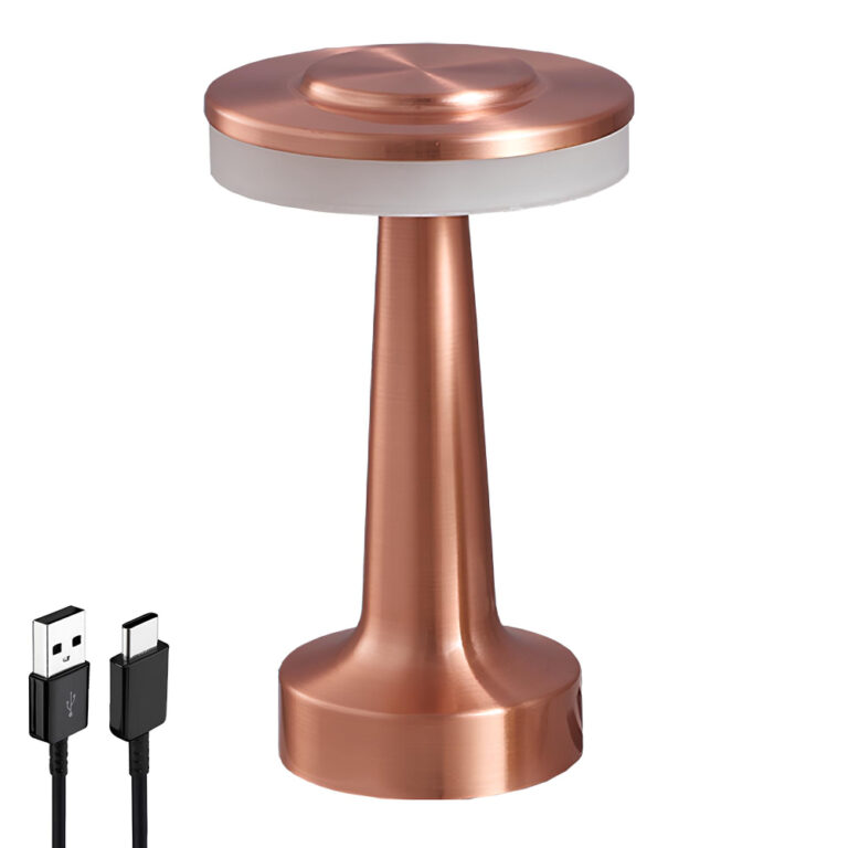 Lampe champignon de couleur cuivrée avec un sommet plat dont la partie basse est en acrylique. A gauche, les extrémités d'un câble de rechargement USB. Sur fond blanc.