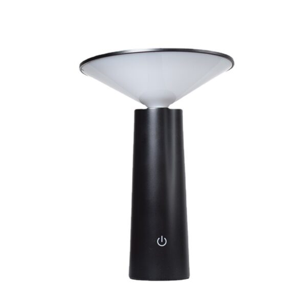 Lampe champignon avec le corps noir et le chapeau en forme de triangle en acrylique. Sur fond blanc.