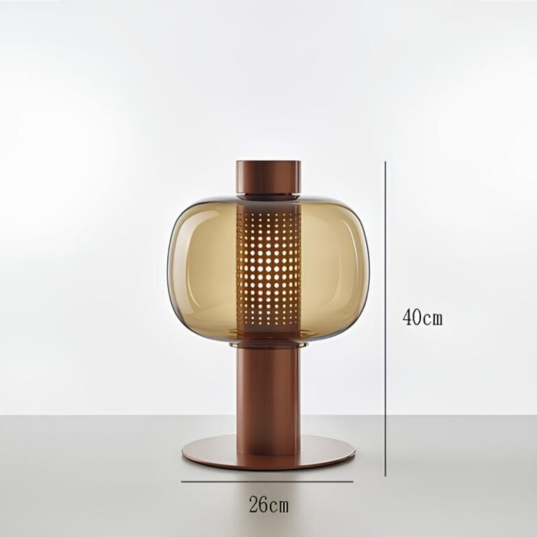 Lampe champignon avec pied en métal : un socle fin rond et un tube vertical avec perforations de couleur marron. Au niveau des trous, le tube est entouré d'un verre fumé marron. Les dimensions sont notées à droite et sous la lampe. Sur fond blanc et gris sur la partie basse de la lampe.